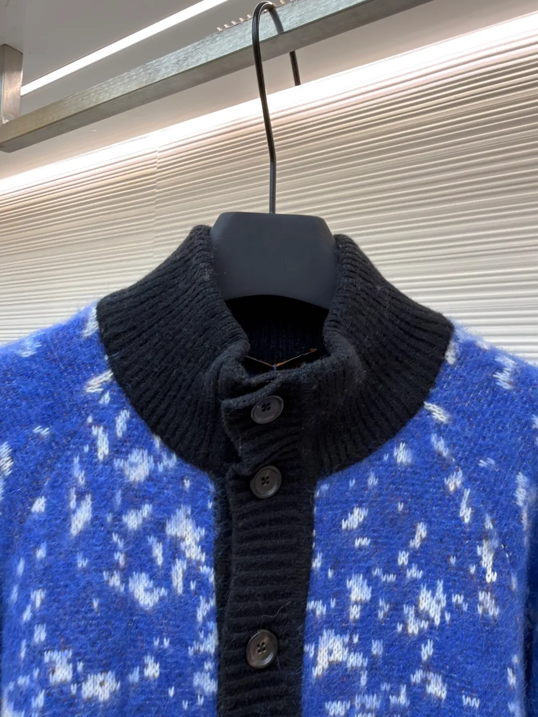 LOUIS VUITTON wavy pattern snow cardigan ●Original version: Purchased and developed for 17900 ●Item number: 1680991-D15 ●Fabric: mohair fabric ●Technology: jacquard weaving ●Version: loose fit ●Weight: about 945 grams ●Size: XS-S-M-L ●Description: Referring to the feel of the original version, we use the higher-cost [high-end custom yarn 30% mohai 30% wool thread], and use the original version for [coloring and dyeing]; the style uses the [latest Cixin 5-needle dual-system machine] for jacquard knitting. During the weaving, the sand spit is alternately knitted back and forth, and it takes [160 minutes to knit the piece] Parallel and even speed knitting, the texture of the garment pieces is clear, there is no code, and there will be no flower patches on the garment pieces, which greatly ensures the texture and clear texture of the garment pieces; Fleece catching process: This process is particularly troublesome and has many processes. After returning from washing, we need to attach the breasts of the clothes to both sides, [manual manual connection], and connect them together. After that, iron the clothes for the first time, straighten and straighten them, and then pick the hair. In order to ensure that every position is caught and thoroughly scratched, even the pocket patches and chest patches are specially scratched by manual connection. After scratching, they are then sanded and sprayed with expensive care potion to straighten the mohair and wool on the clothes so that the hair will not get messy easily. It will be like the market version, the hair picked out will be the same as that of a dog; after the finishing process, the garment pieces will be [naturally dried], [buttoned and opened], and finally, the preliminary inspection, general inspection, final ironing, cleaning of other stray hairs on the surface, and then packaging and shipment. The process will be much more than that of ordinary styles, and the cycle will be much longer than normal. The overall wiring is straight and delicate, the fabric is comfortable and soft, and the color is consistent without color difference. It can be matched with the same style to create a fashionable look and control various occasions. Customized accessories, complete with three standards, same style for men and women!